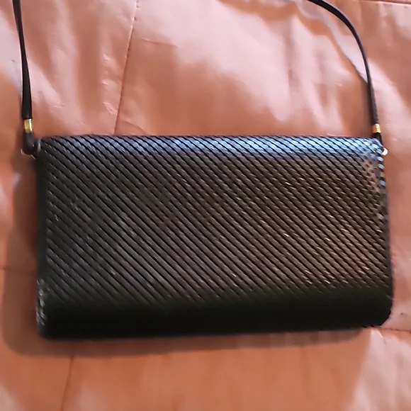 STUNNING WHITING AND DAVIS BLACK MATTE MESH CROSSBODY CLUTCH - Picture 3 of 16